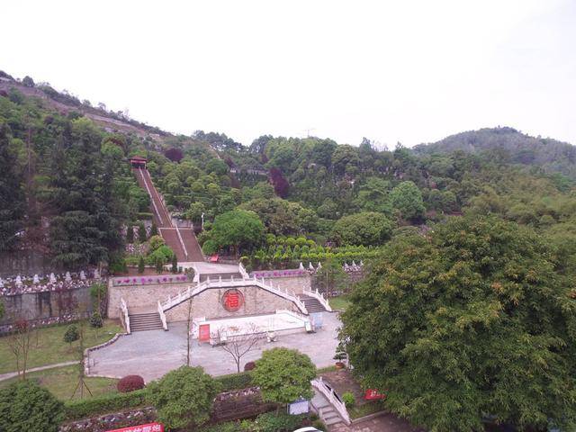 “死不起”成為現(xiàn)實(shí)！高價(jià)墓地市場(chǎng)冷清<strong></p>
<p>墓地</strong>，逝者也被“消費(fèi)降級(jí)”？:墓地